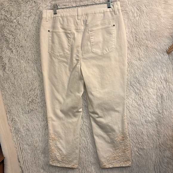 Chico’s Embroidered So Slimming Girlfriend Slim Leg Crop Size 8 - Picture 7 of 8